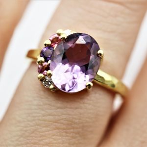 Verlovingsring met paarse steen