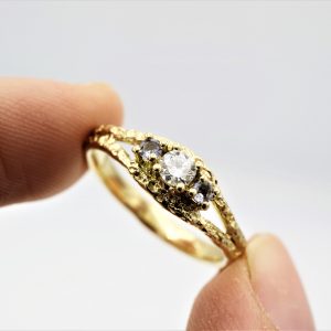 Verlovinsring in goud met diamant en tanzaniet